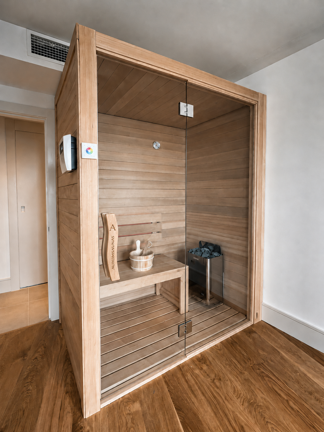 Detalle de sauna interior a medida instalada por Aurum Saunas en Marina Botafoch, Ibiza